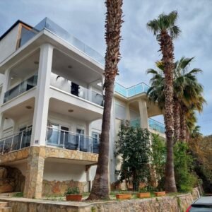 Просторный дуплекс 2+1 - с террасой, джакузи, сауной и с потрясающими видами - в центре Аланьи.