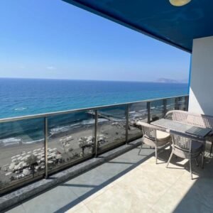 Квартира 2+1 с мебелью и панорамным видом на море в современном комплексе в Махмутларе.