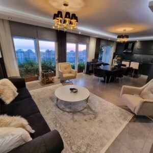 Просторный дуплекс 3+1 в Махмутларе, Алания — 500 м до моря, дом 2015 года.