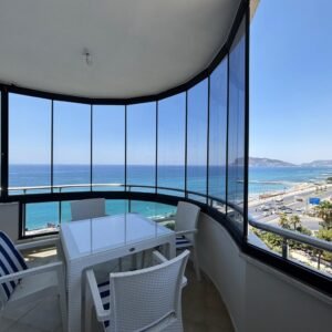 Просторные апартаменты 3+1 на первой береговой линии, с панорамным видом на море, в районе Тосмур!