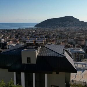 Панорамная квартира 2+1 в жилом комплексе с видом на море и крепость в престижном районе Хасбахче, Аланья.