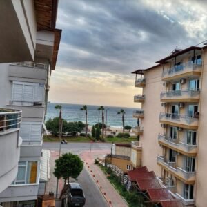 Продаётся просторная квартира 3+1 у пляжа Клеопатра в Аланье, с видом на море.