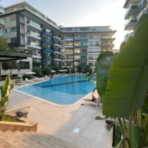 Светлая квартира 1+1 с мебелью и видом на зелёную территорию в престижном комплексе, Каргыджак, Аланья.