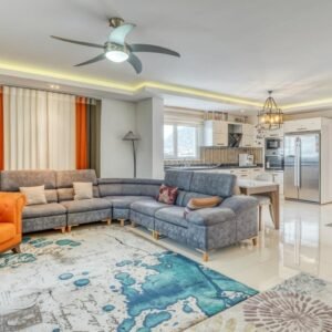 Просторная двухуровневая квартира 3+1 в жилом комплексе с видом на море в Махмутларе.