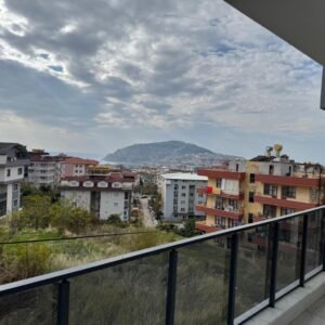 Просторная 3+1 квартира в центре Аланьи, район Бююкхасбахче, готова к проживанию.