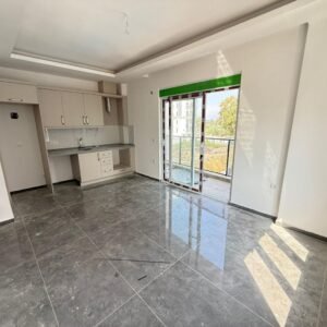 Уютная квартира 1+1 в жилом комплексе с видом на горы, всего в 750 м от моря в Махмутларе.