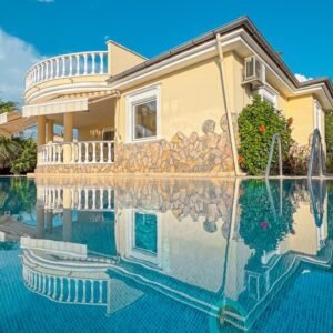 Вилла 2+1 в Каргыджаке с бассейном, садом и крытым гаражом, расположенная на просторном участке площадью 600 м².