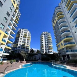 Продается 2+1 квартира в Махмутларе, Аланья — 100 м², с видом на бассейн и полной меблировкой.