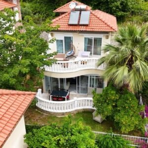 Уютная вилла 2+1 с отдельной кухней и двумя балконами — всего 2 км до моря в Аланье, район Тепе.