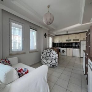 Недвижимость в центре Аланьи: меблированная квартира 1+1 рядом с пляжем Клеопатра.