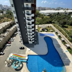 Студия 1+0 с видом на море и город в жилом комплексе с инфраструктурой в Махмутларе.