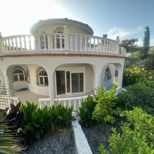 Просторная вилла 3+1 с бассейном и террасами в Авсалларе.