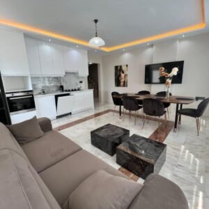 Продажа двухуровневой квартиры 3+1 в Аланье, район Клеопатра – идеальный вариант для жизни и инвестиций.