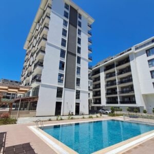 Светлая квартира 1+1 в самом центре Махмутлара с шаговой доступностью к морю.