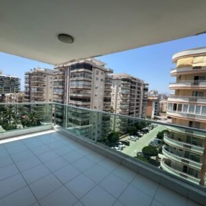 Квартира 2+1 с видом на море в современном комплексе в Махмутларе, Аланья.