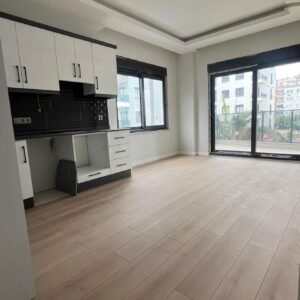 Светлая квартира 1+1 у моря в Махмутларе — идеальна для жизни и аренды.