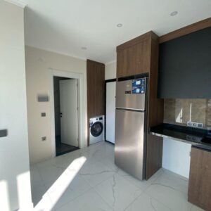 Просторная квартира формата 1+1 расположена в районе Махмутлар, Аланья, в современном жилом комплексе с развитой инфраструктурой.